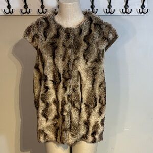 Vicki Wayne Faux Fur Knit Vest Size Large.